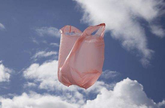 Zrobić plastikową torbę, aby zwrócić uwagę na jaki problem